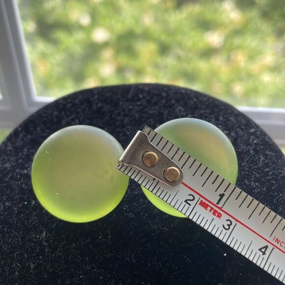 Painted flower necklace with beads on chain & iridescent green clip on earrings - Picture 9 of 10